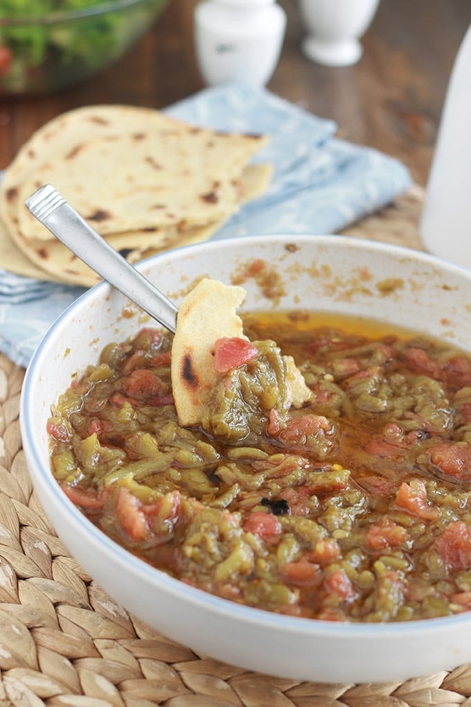 Salade de poivrons kabyle avec des tomates et de l'huile d'olive. Aussi simple à faire que savoureuse. Délicieuse en en entrée sur des tranches de pain ou en accompagnement d'une viande ou d'un poisson.