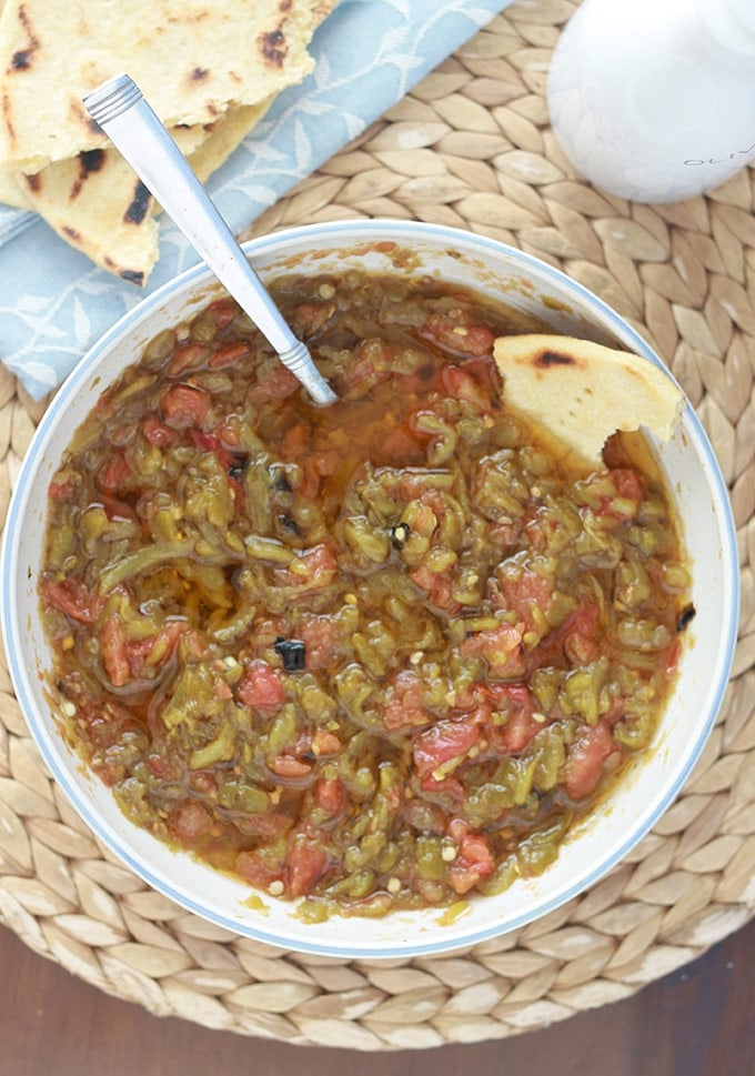 Salade de poivrons kabyle avec des tomates et de l'huile d'olive. Aussi simple à faire que savoureuse. Délicieuse en en entrée sur des tranches de pain ou en accompagnement d'une viande ou d'un poisson.