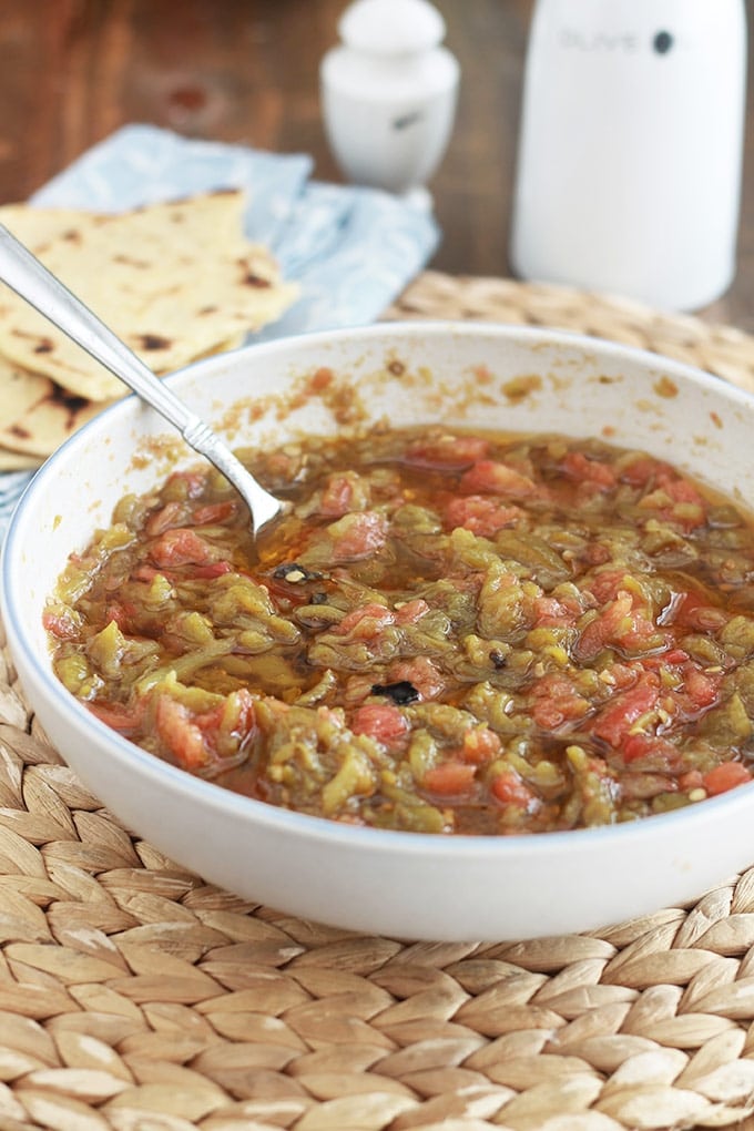Salade de poivrons kabyle avec des tomates et de l'huile d'olive. Aussi simple à faire que savoureuse. Délicieuse en en entrée sur des tranches de pain ou en accompagnement d'une viande ou d'un poisson.