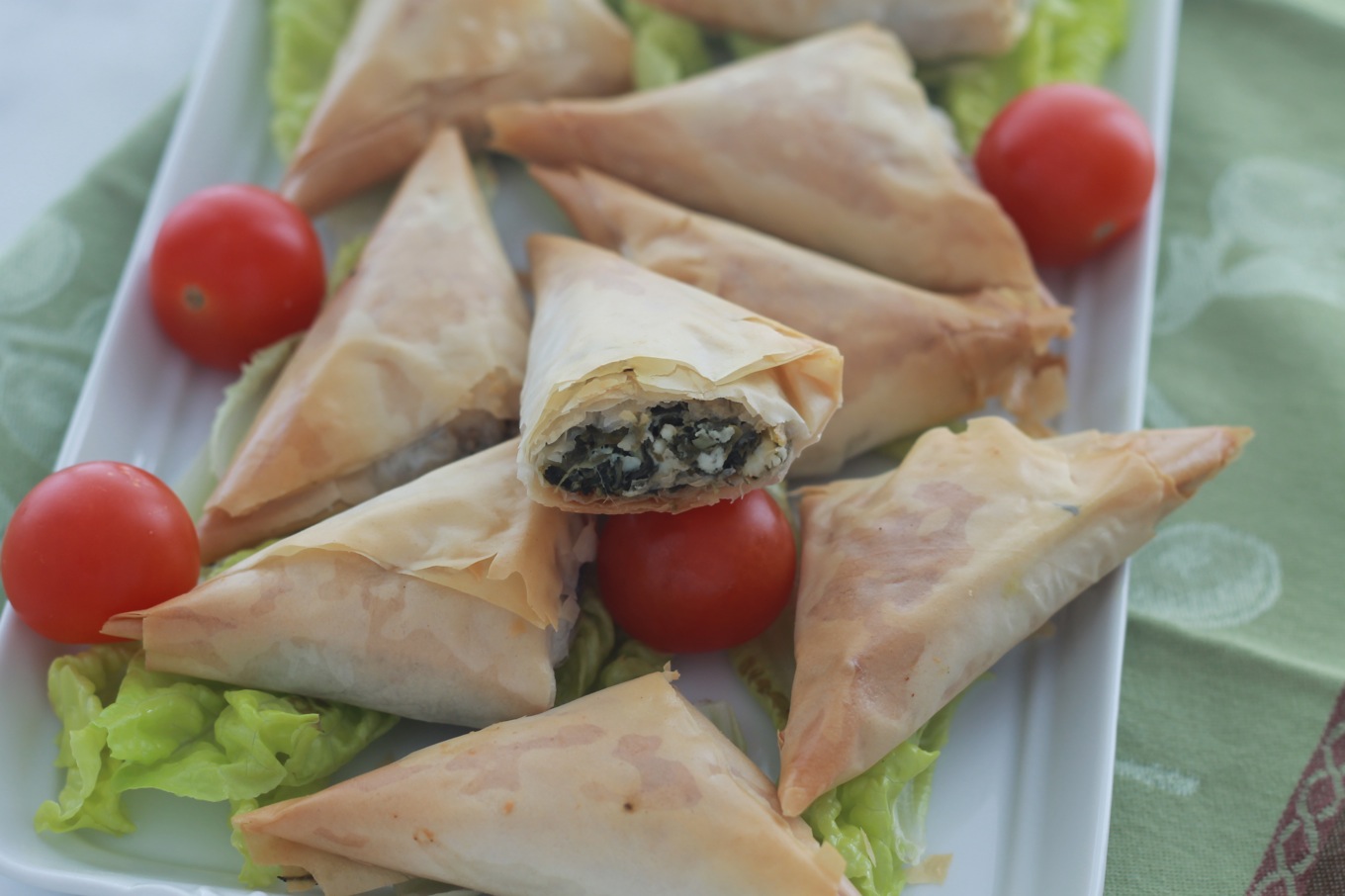 Spanakopitas épinards feta : pâte filo garnie avec des épinards et de la feta. Délicieuses en entrée ou en repas léger accompagnées d'une salade grecque ou tout simplement d'une salade verte./ cuisineculinaire.com