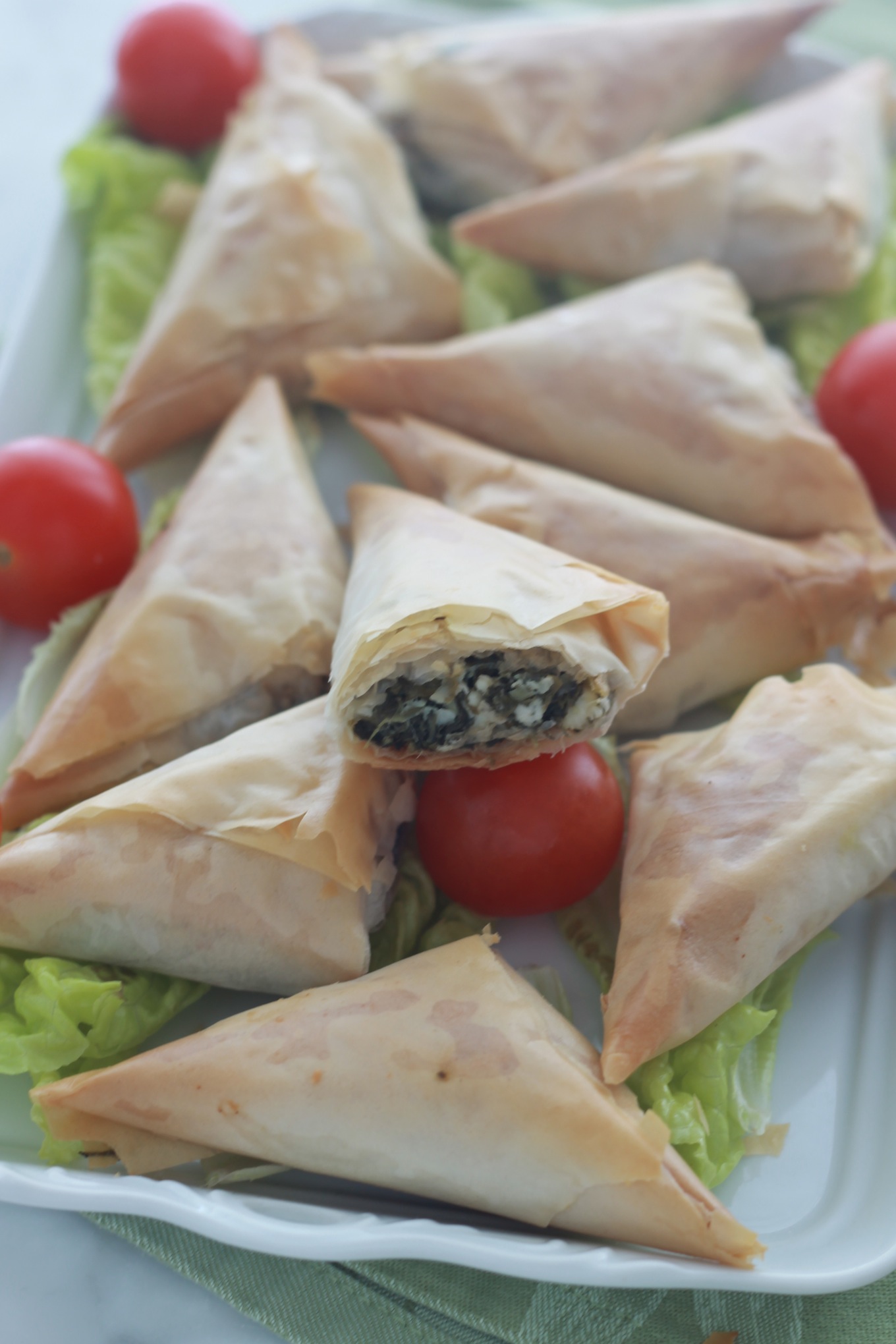 Spasnakopitas : pâte filo garnie avec des épinards et de la feta. Délicieuses en entrée ou en repas léger accompagnées d'une salade grecque ou tout simplement d'une salade verte. /cuisineculinaire.com