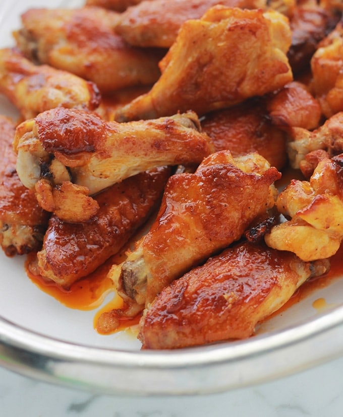 Recette des ailes de poulet sauce Buffalo. Un grand classique américain. Simple et tellement délicieux. La sauce Buffalo est une sauce piquante.  