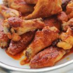 Recette des ailes de poulet sauce Buffalo. Un grand classique américain. Simple et tellement délicieux. La sauce Buffalo est une sauce piquante.  