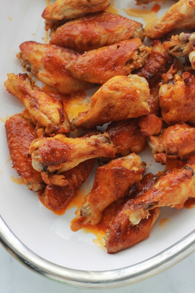 Recette des ailes de poulet sauce Buffalo. Un grand classique américain. Simple et tellement délicieux. La sauce Buffalo est une sauce piquante.  