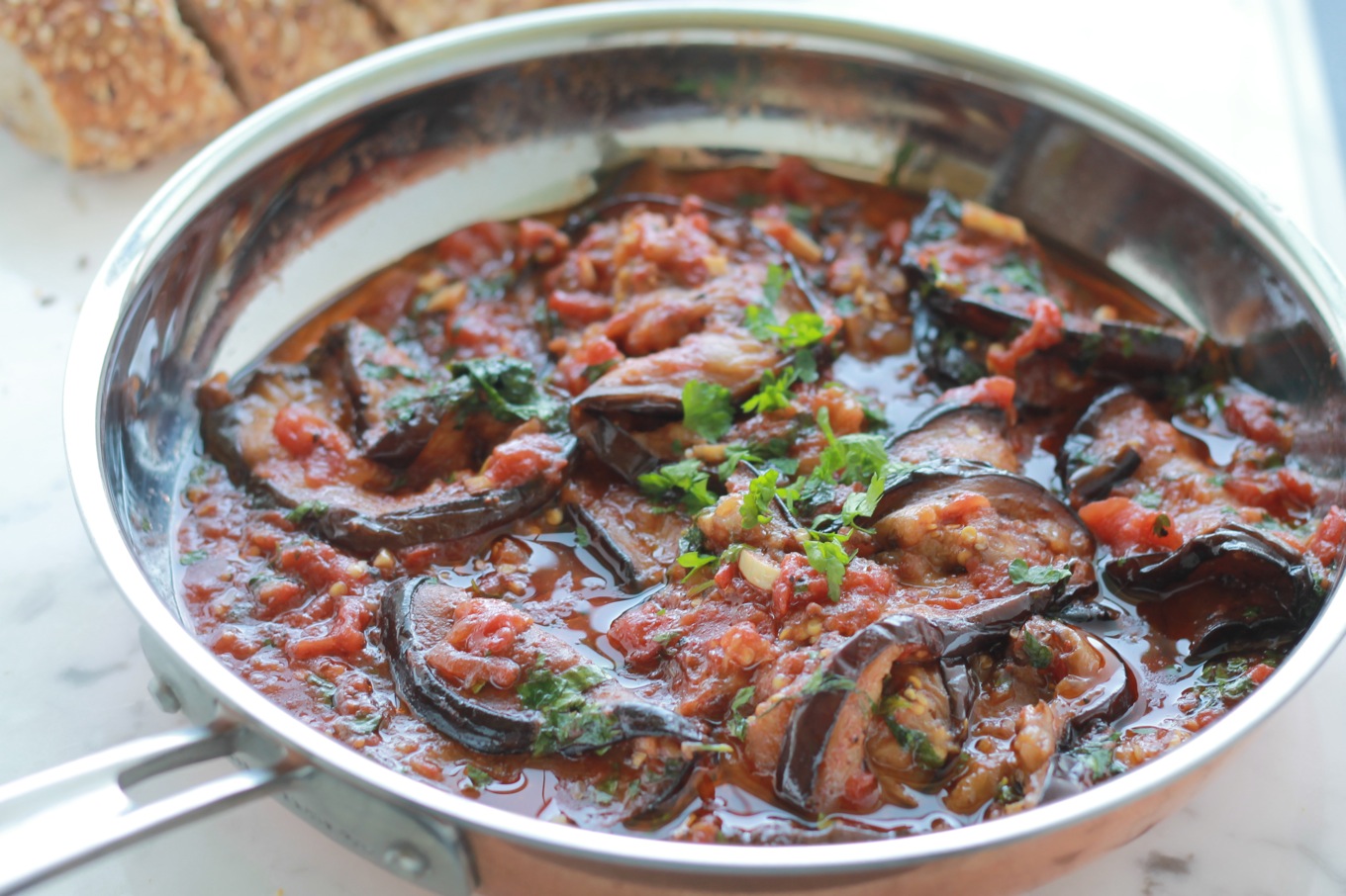 Une délicieuse recette toute simple, des aubergines à la sauce tomate. Aussi bon chaud que froid. Un plat excellent en entrée ou en plat d'accompagnement. / cuisineculinaire.com