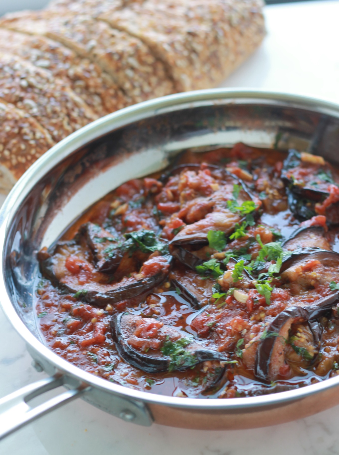 Une délicieuse recette toute simple, des aubergines à la sauce tomate. Aussi bon chaud que froid. Un plat excellent en entrée ou en plat d'accompagnement. / cuisineculinaire.com