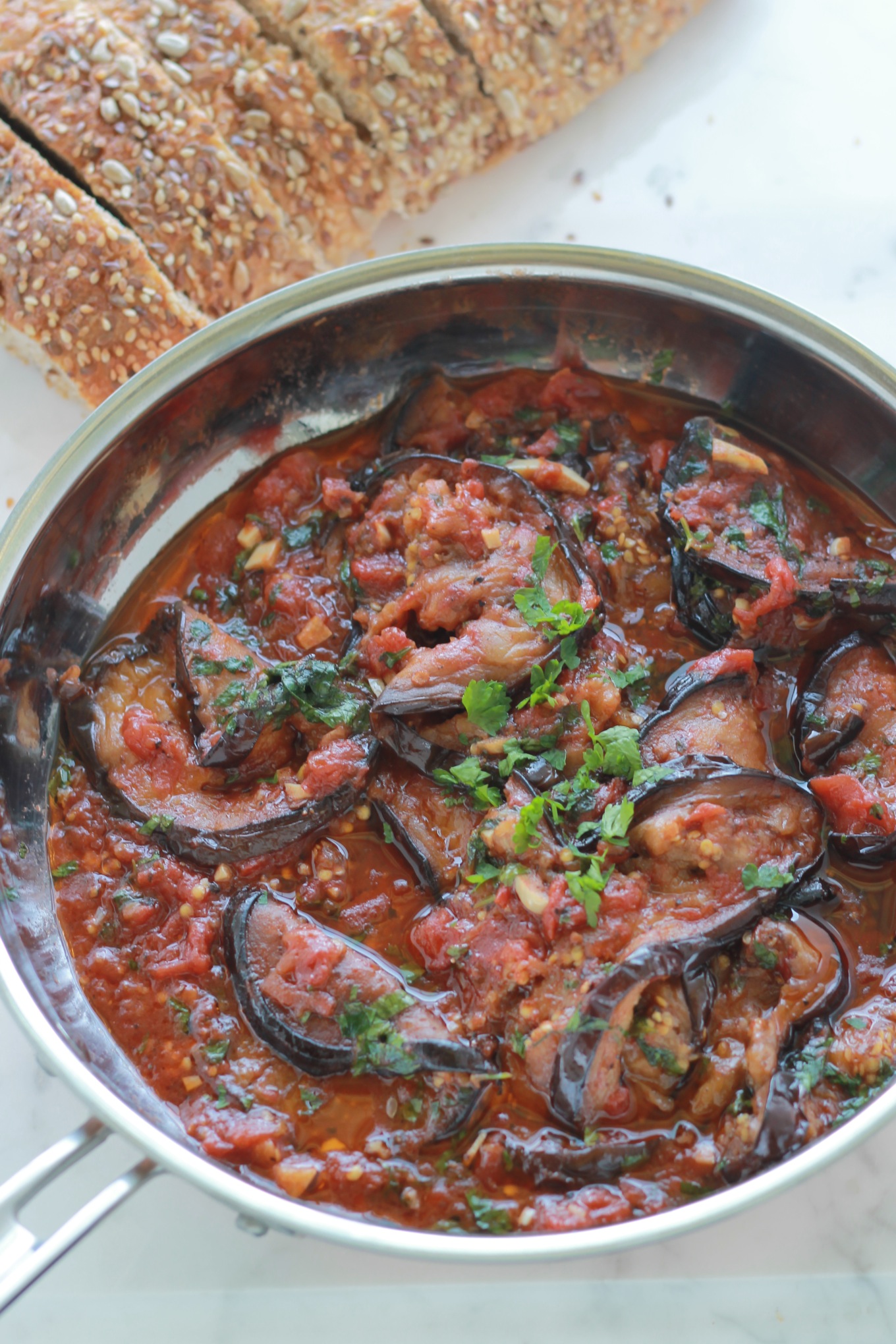 Une délicieuse recette toute simple, des aubergines à la sauce tomate. Aussi bon chaud que froid. Un plat excellent en entrée ou en plat d'accompagnement. / cuisineculinaire.com