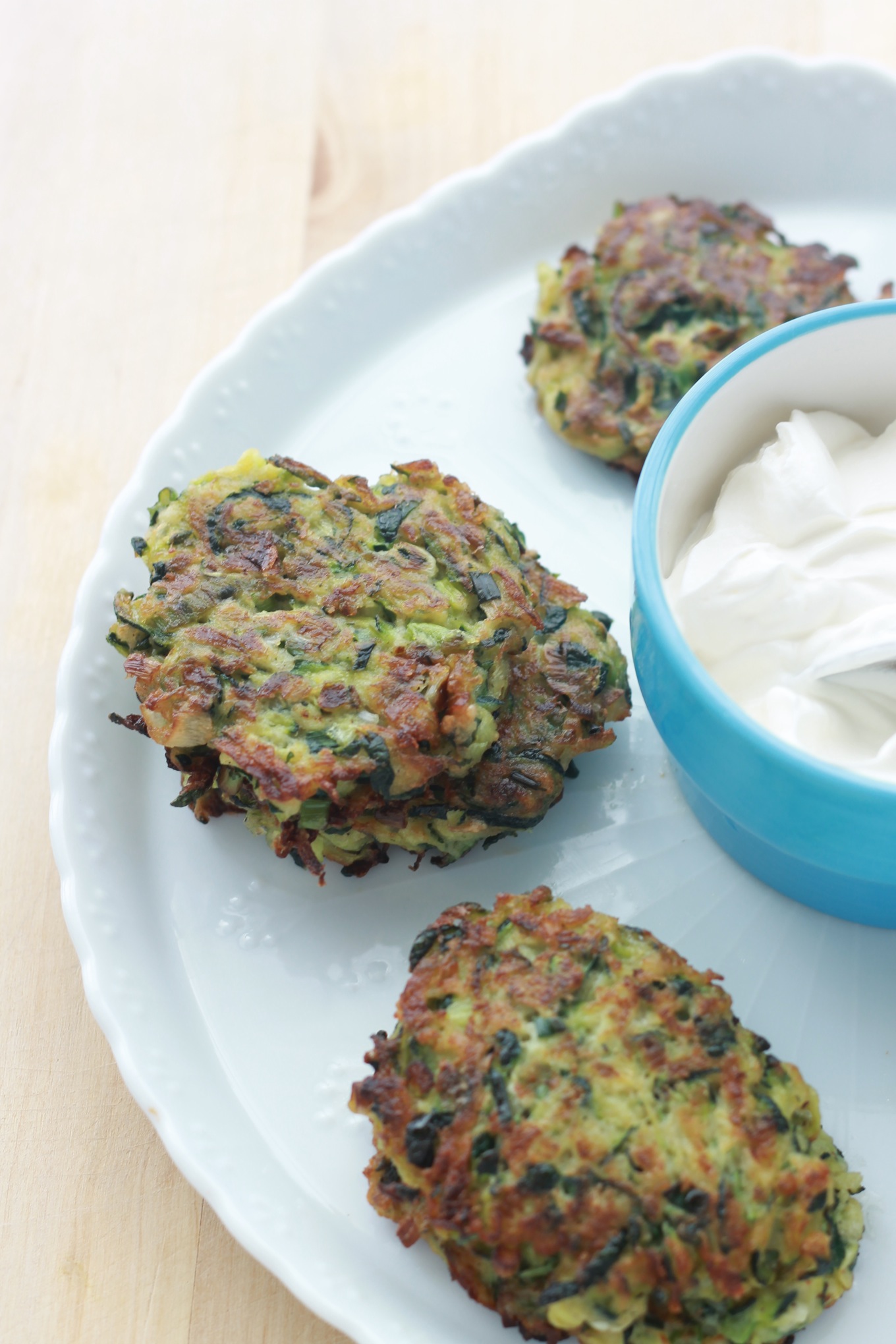 Ces beignets de courgettes sont croustillants, faciles à faire et tout simplement savoureux. A déguster en entrée ou en accompagnement d'une viande. / cuisineculinaire.com