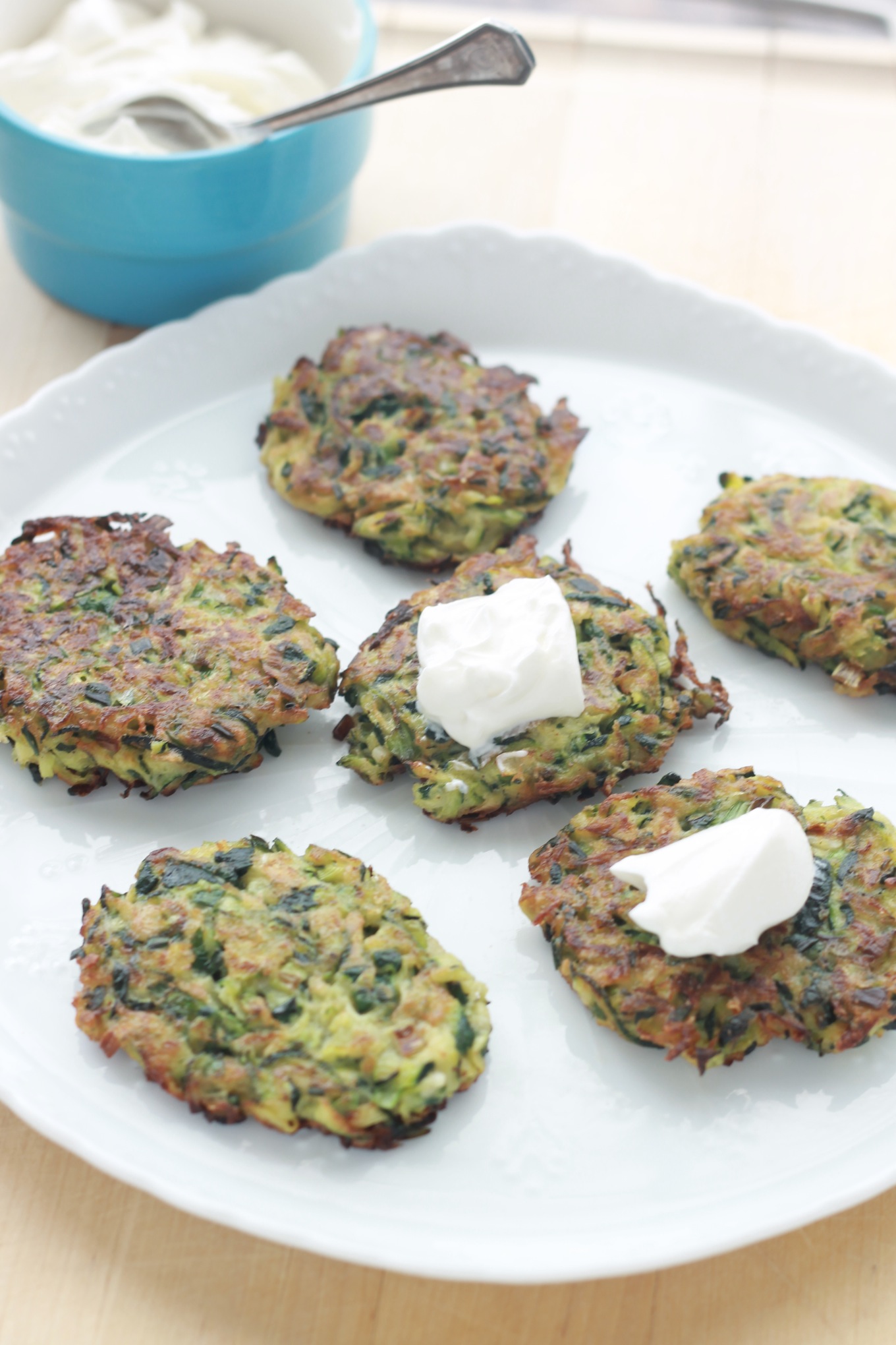 Ces beignets de courgettes sont croustillants, faciles à faire et tout simplement savoureux. A déguster en entrée ou en accompagnement d'une viande. / cuisineculinaire.com