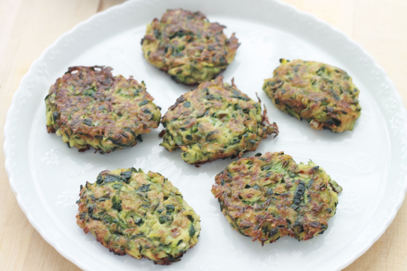 Ces beignets de courgettes sont croustillants, faciles à faire et tout simplement savoureux. A déguster en entrée ou en accompagnement d'une viande. / cuisineculinaire.com