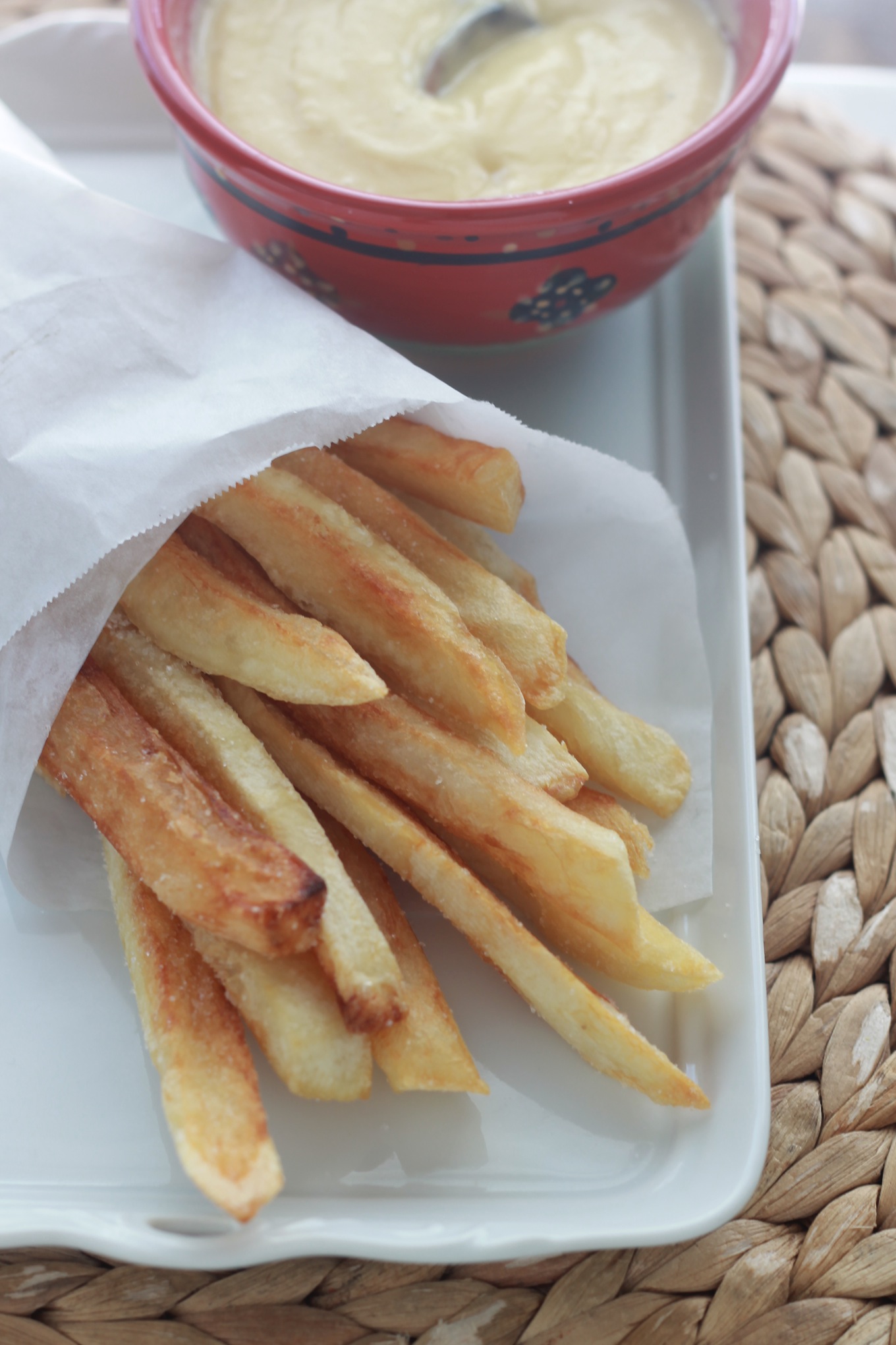 Délicieuses frites belges, croustillantes à l'extérieur et tendres à l'intérieur. Le secret ? Choix de pommes de terre farineuses et friture en deux temps. / cuisineculinaire.com