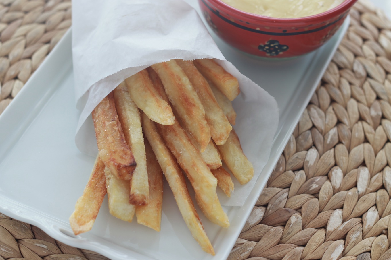 Délicieuses frites belges, croustillantes à l'extérieur et tendres à l'intérieur. Le secret ? Choix de pommes de terre farineuses et friture en deux temps. / cuisineculinaire.com