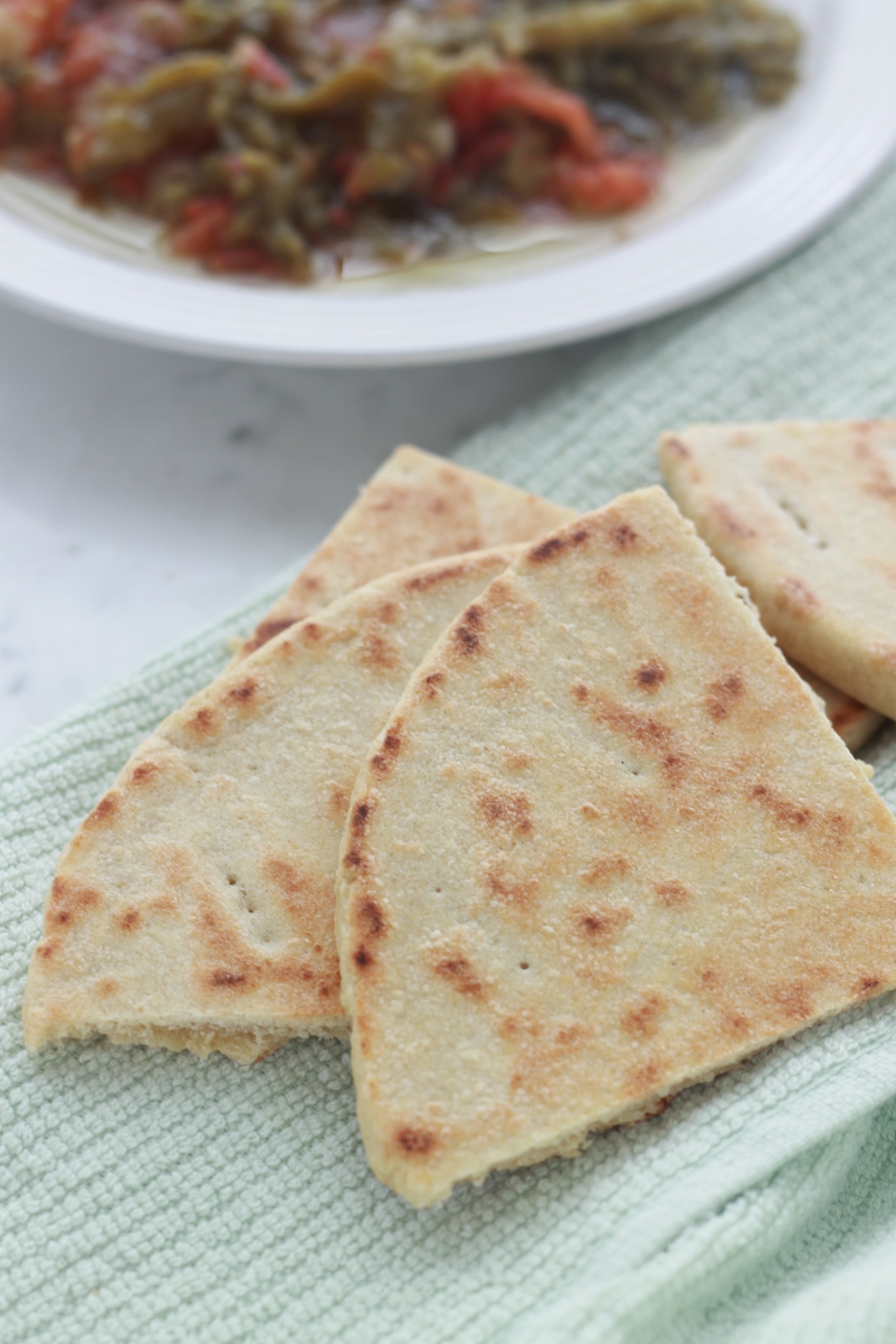 Galette de semoule très facile et rapide, sans pétrissage et sans levure. Un minimum d'ingrédients : semoule, sel, eau et éventuellement un peu d'huile. Parfaite pour accompagner de nombreux plats : salade cuite de poivrons, ratatouille, soupes, ... Autres noms : kessra, harcha, aghroum / cuisineculinaire.com