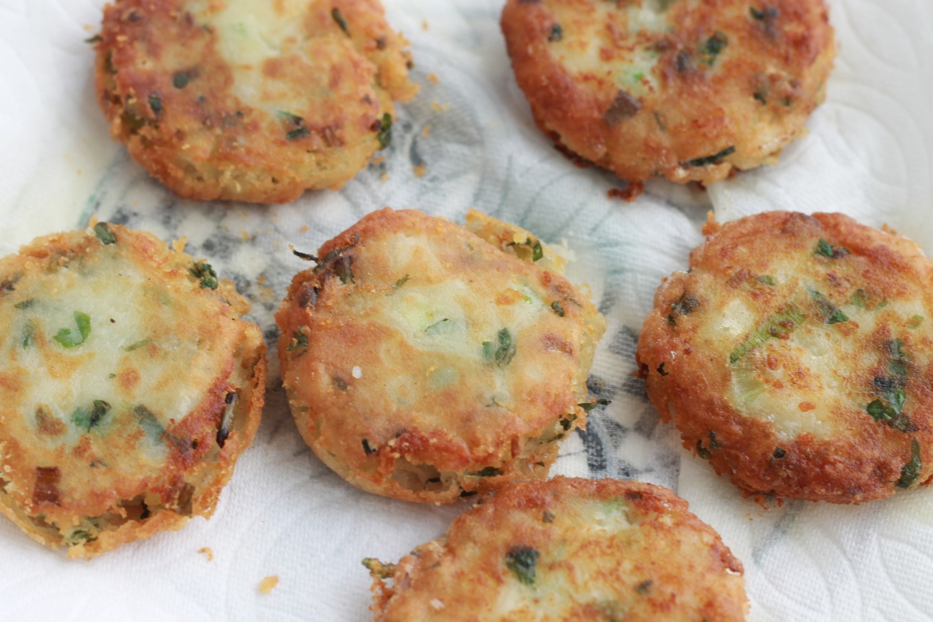 Makouda, délicieuses galettes de pommes de terre à l'algérienne. Dorées et croustillantes, elles sont excellentes en entrée ou en accompagnement. / cuisineculinaire.com