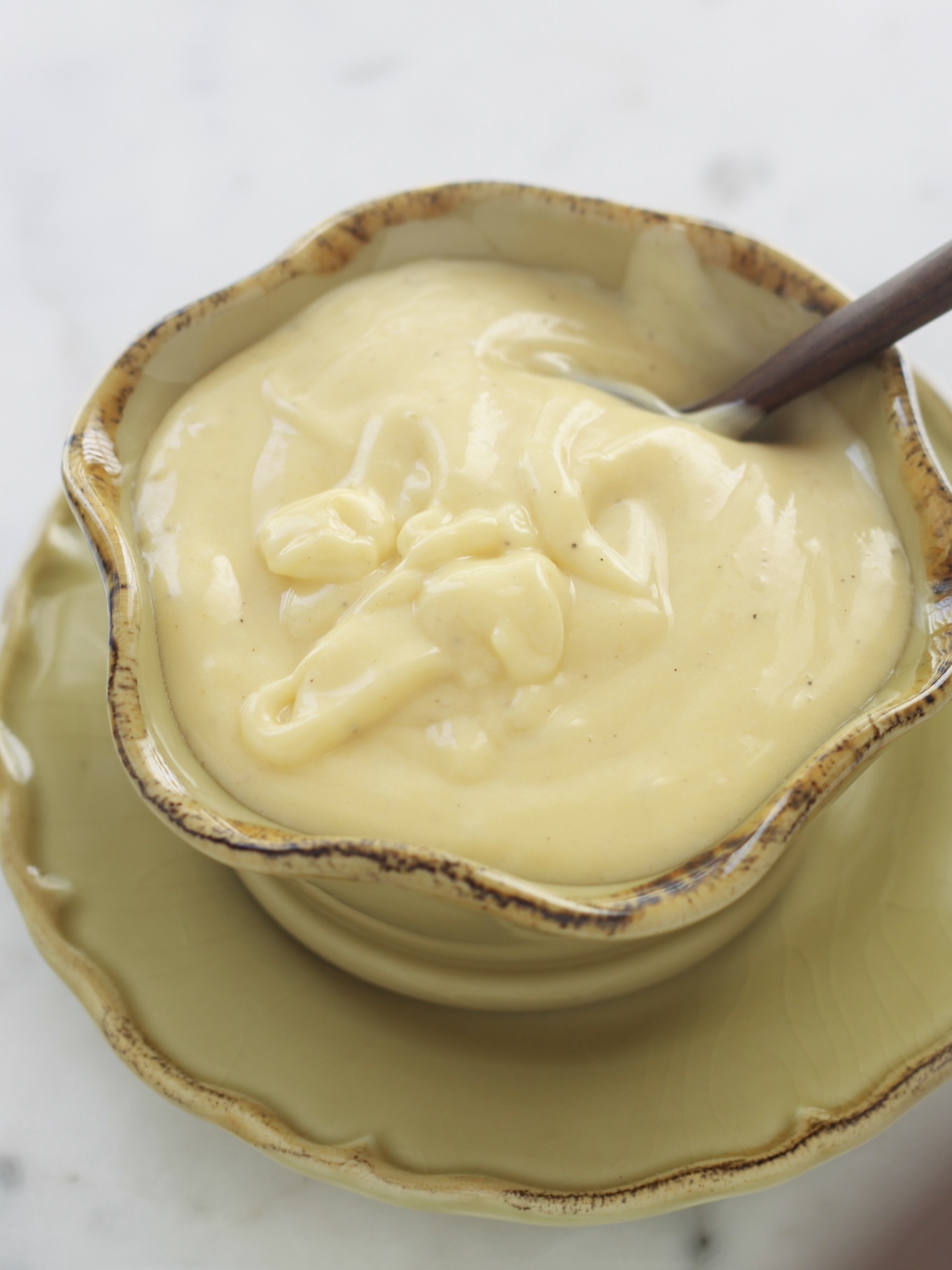 La mayonnaise maison est très facile à faire, c'est meilleur en goût, et surtout 100 % naturelle, sans additifs, sans conservateurs et sans colorants. / cuisineculinaire.com