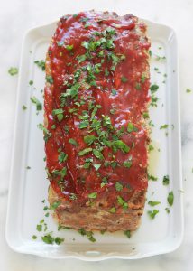 Délicieux pain de viande américain, moelleux, très facile et rapide à préparer. De la viande hachée, légumes, herbes aromatiques et épices, oeufs, mie de pain, ketchup (ou sauce tomate). Bon surtout avec de la purée de pommes de terre et une sauce pour pain de viande (ketchup, sauce tomate, sauce barbecue, ...)