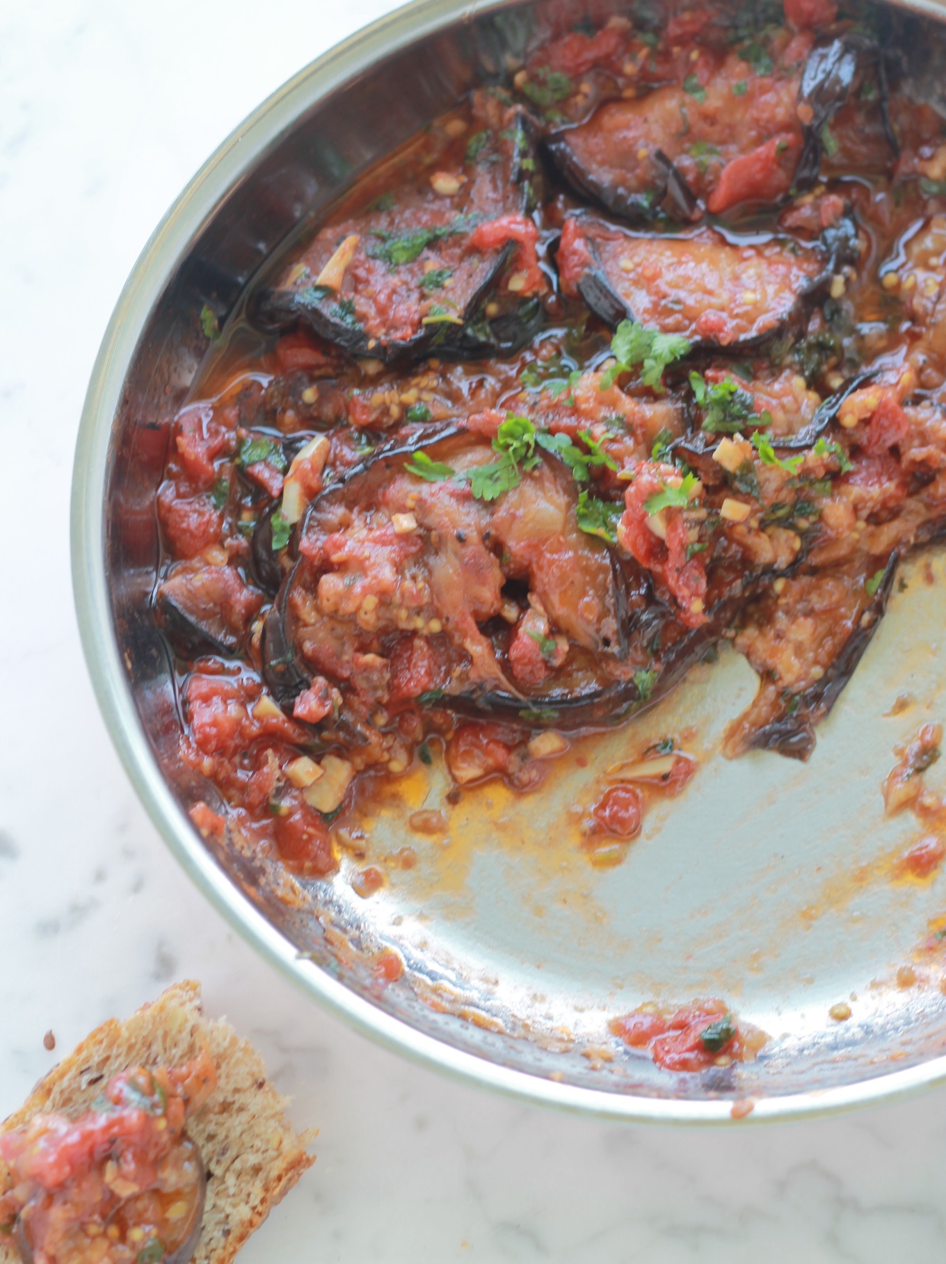 Ratatouille d'aubergines toute simple. Un plat aussi bon chaud que froid. Excellent en entrée ou en plat d'accompagnement. / cuisineculinaire.com