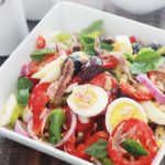 Salade niçoise dans un plat de service