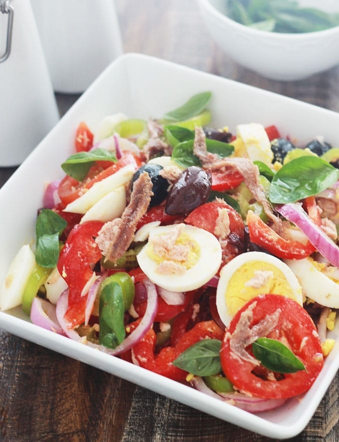 Salade niçoise dans un plat de service