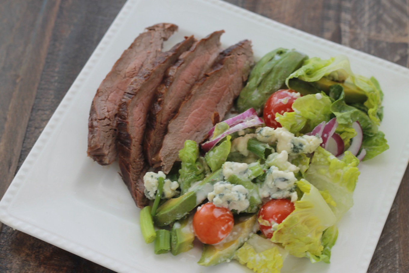 Cette salade de steak grillé et sa sauce au fromage bleu est un régal. Avec du pain complet, vous avez un bon repas facile, rapide, coloré et équilibré. / cuisineculinaire.com