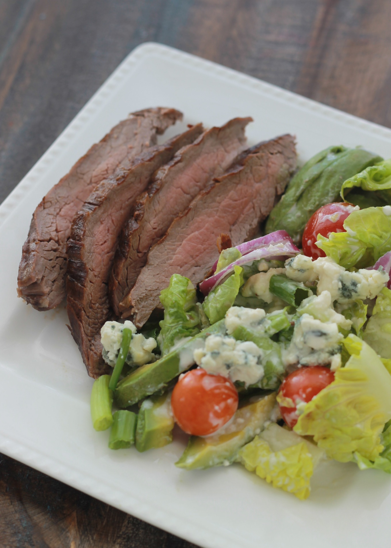 Cette salade de steak grillé et sa sauce au fromage bleu est un régal. Avec du pain complet, vous avez un bon repas facile, rapide, coloré et équilibré./ cuisineculinaire.com