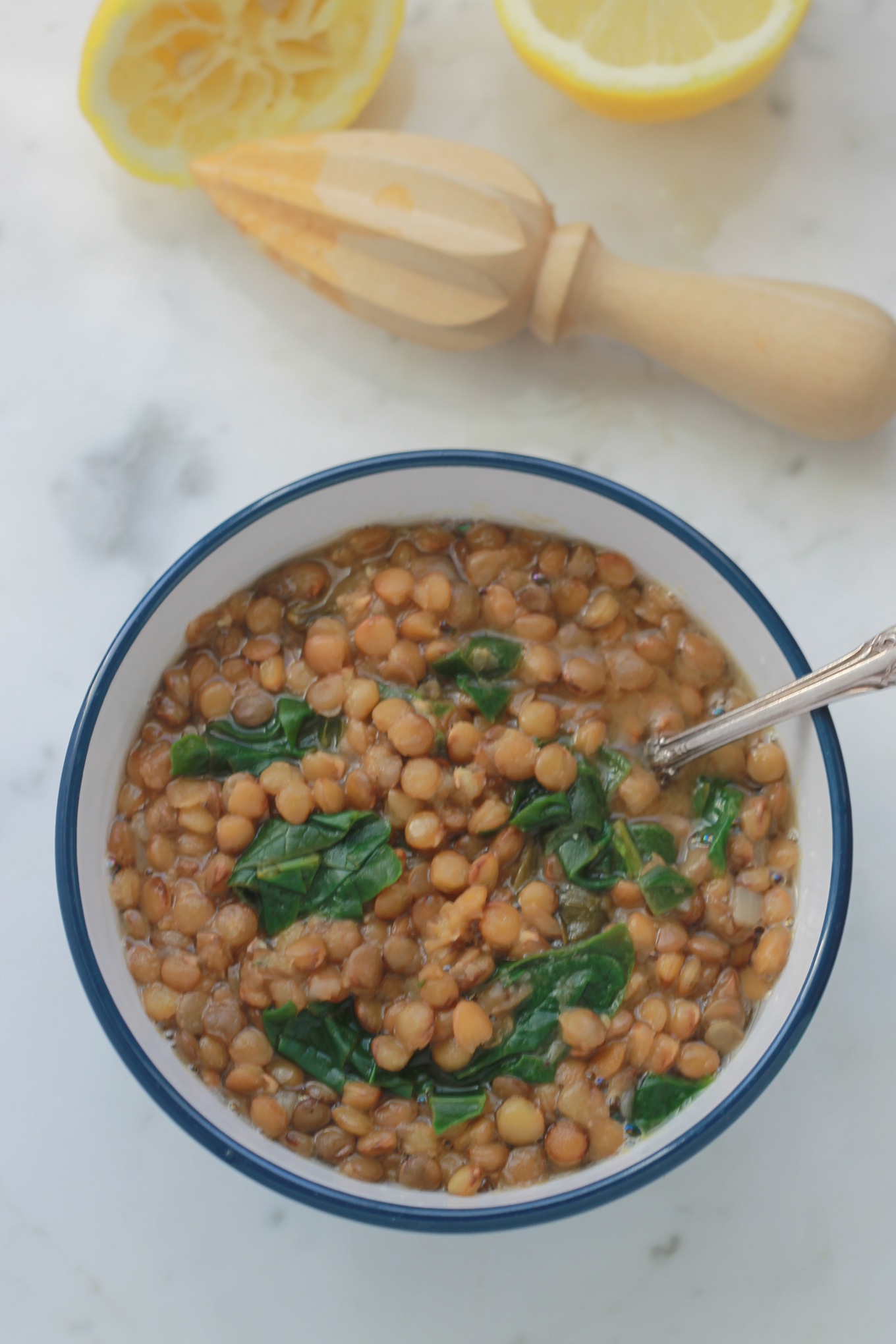 Délicieuse soupe végétarienne riche en protéines végétales et en fibres. C'est aussi une très bonne source de fer! Lentilles, épinards et jus de citron. / cuisineculinaire.com