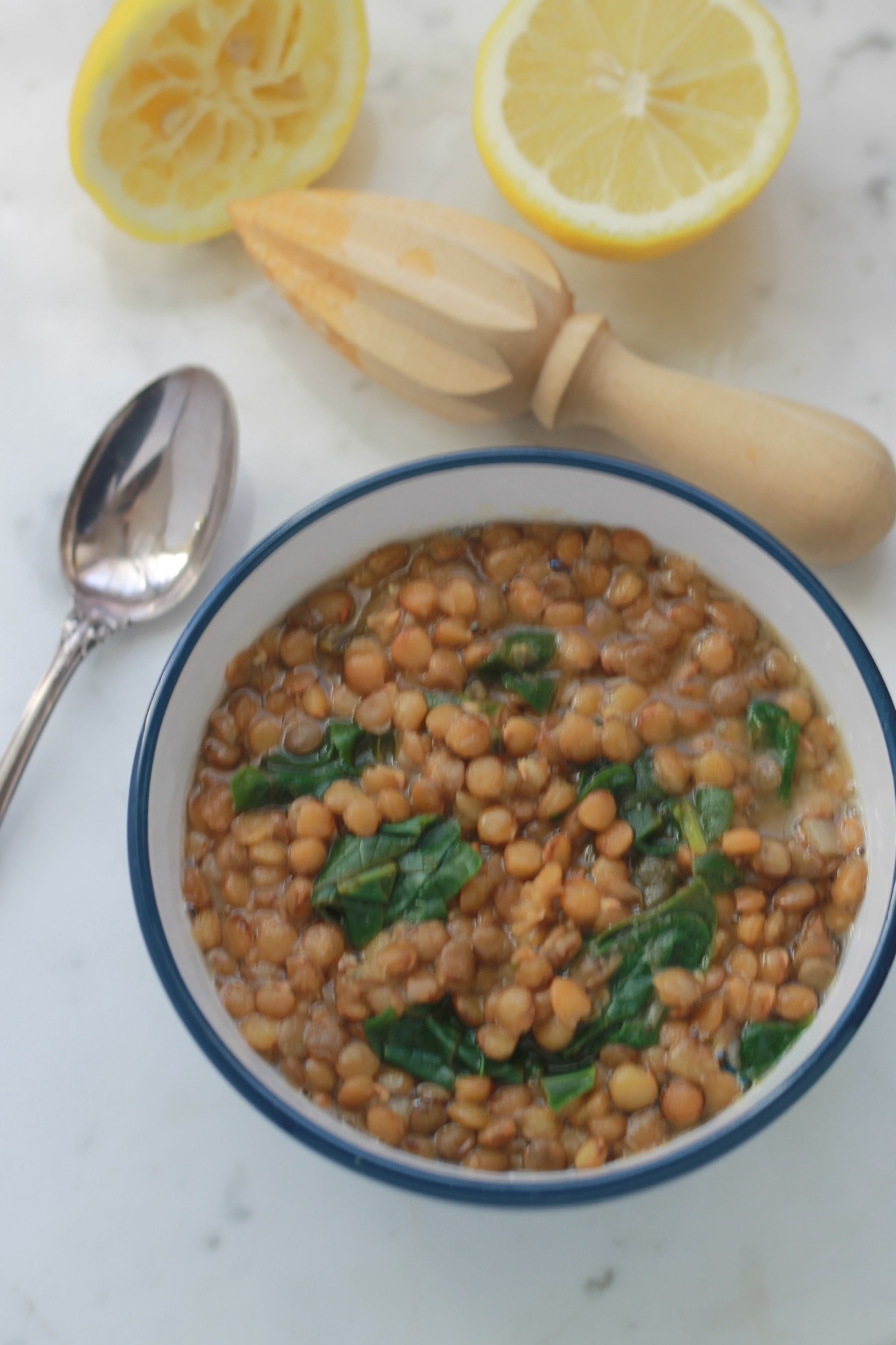 Délicieuse soupe végétarienne riche en protéines végétales et en fibres. C'est aussi une très bonne source de fer! Lentilles, épinards et jus de citron. / cuisineculinaire.com