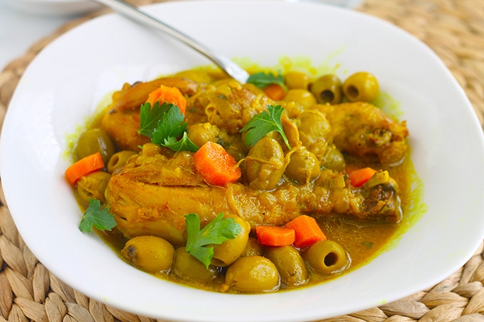 Tajine de poulet aux olives et carottes