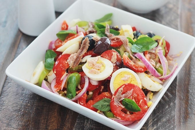 Salade niçoise dans un plat de service