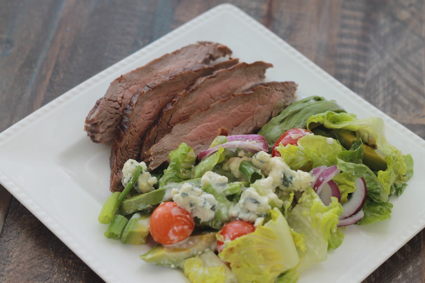 Cette salade de steak grillé et sa sauce au fromage bleu est un régal. Avec du pain complet, vous avez un bon repas facile, rapide, coloré et équilibré. / cuisineculinaire.com