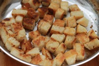 Croutons a l'ail - Faire frire les croutons dans une poele