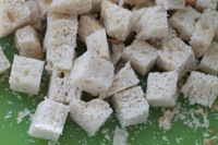 Croutons a l'ail - couper le pain en cubes