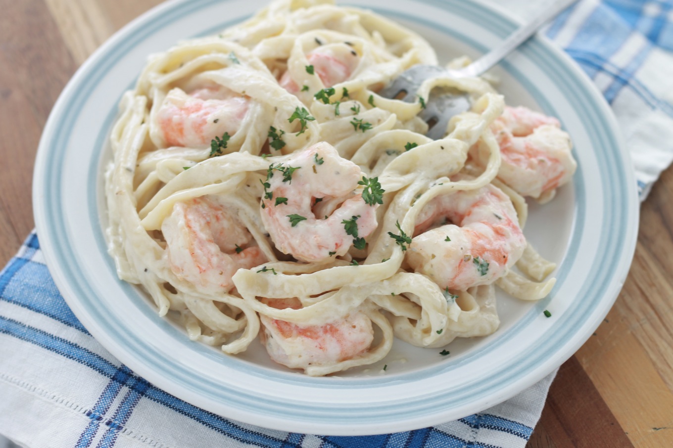  Fettuccine sauce alfredo aux crevettes, un plat savoureux, facile et rapide. Vous préparer votre sauce alfredo à l'avance. / cuisineculinaire.com