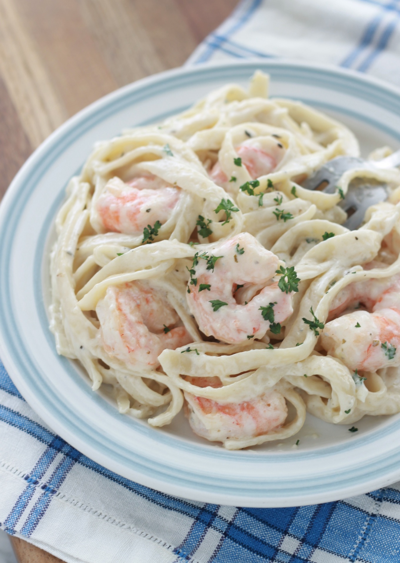 Ces fettuccine sauce alfredo aux crevettes est un plat extrêmement savoureux. Facile et rapide : des pâtes, des crevettes et une sauce alfredo que vous pouvez préparer à l'avance. / cuisineculinaire.com