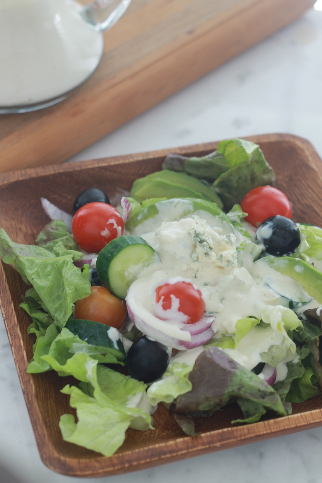 Cette salade sauce au fromage bleu est un régal. Parfaite en entrée ou en plat d'accompagnement d'une viande ou poulet grillé. / cuisineculinaire.com
