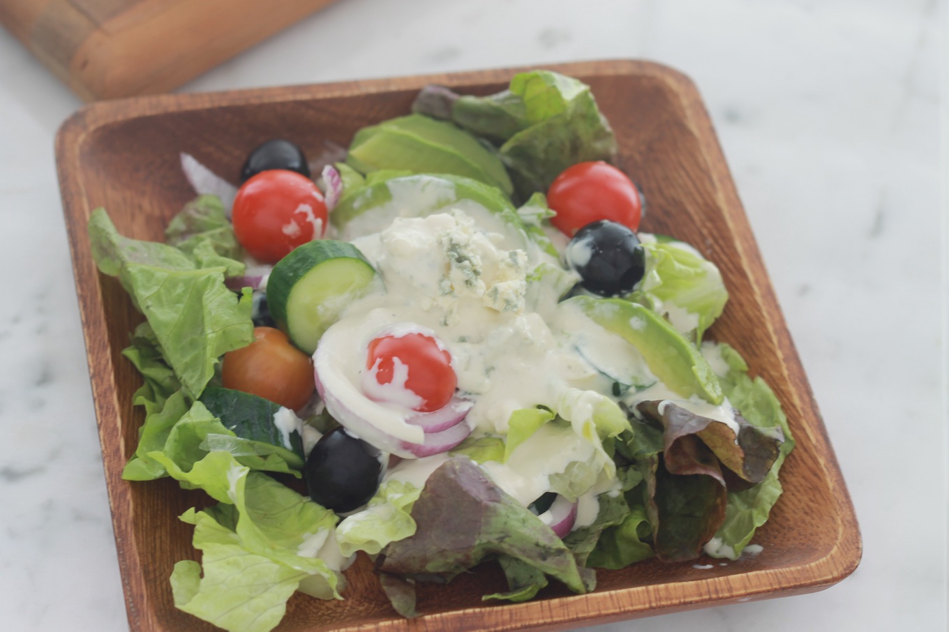 Cette salade sauce au fromage bleu est un régal. Parfaite en entrée ou en plat d'accompagnement d'une viande ou poulet grillé. / cuisineculinaire.com