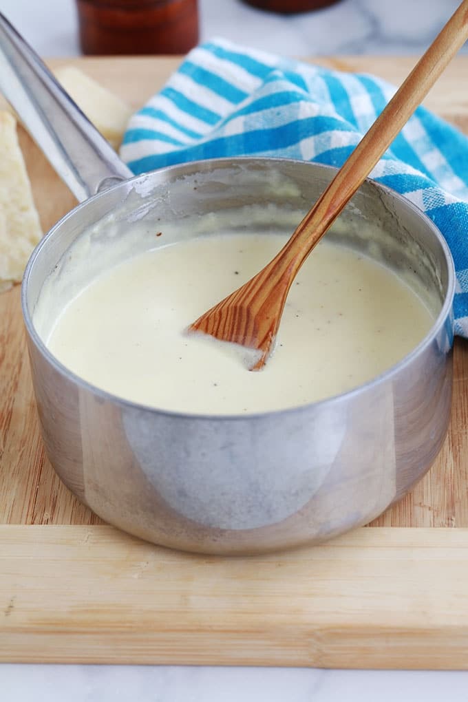 Sauce Alfredo dans une casserole