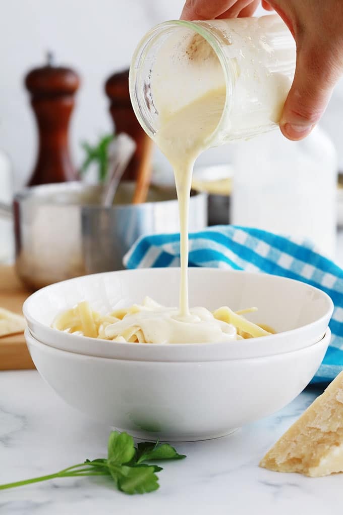 Sauce Alfredo maison versee sur des pates fettuccine