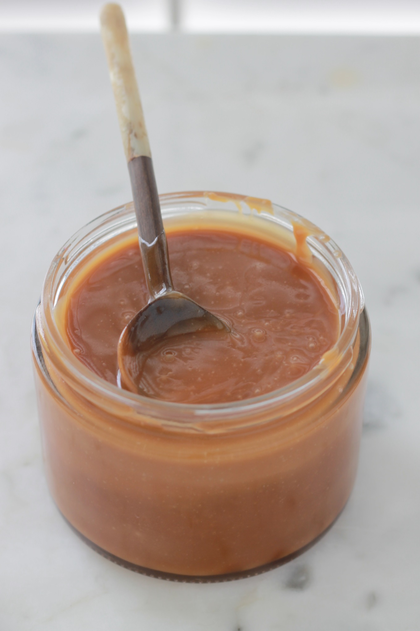 Difficile de résister à ce caramel au beurre salé. Délicieux, facile et rapide à faire. Trois ingrédients : sucre, crème, beurre. + Astuces pour le réussir.