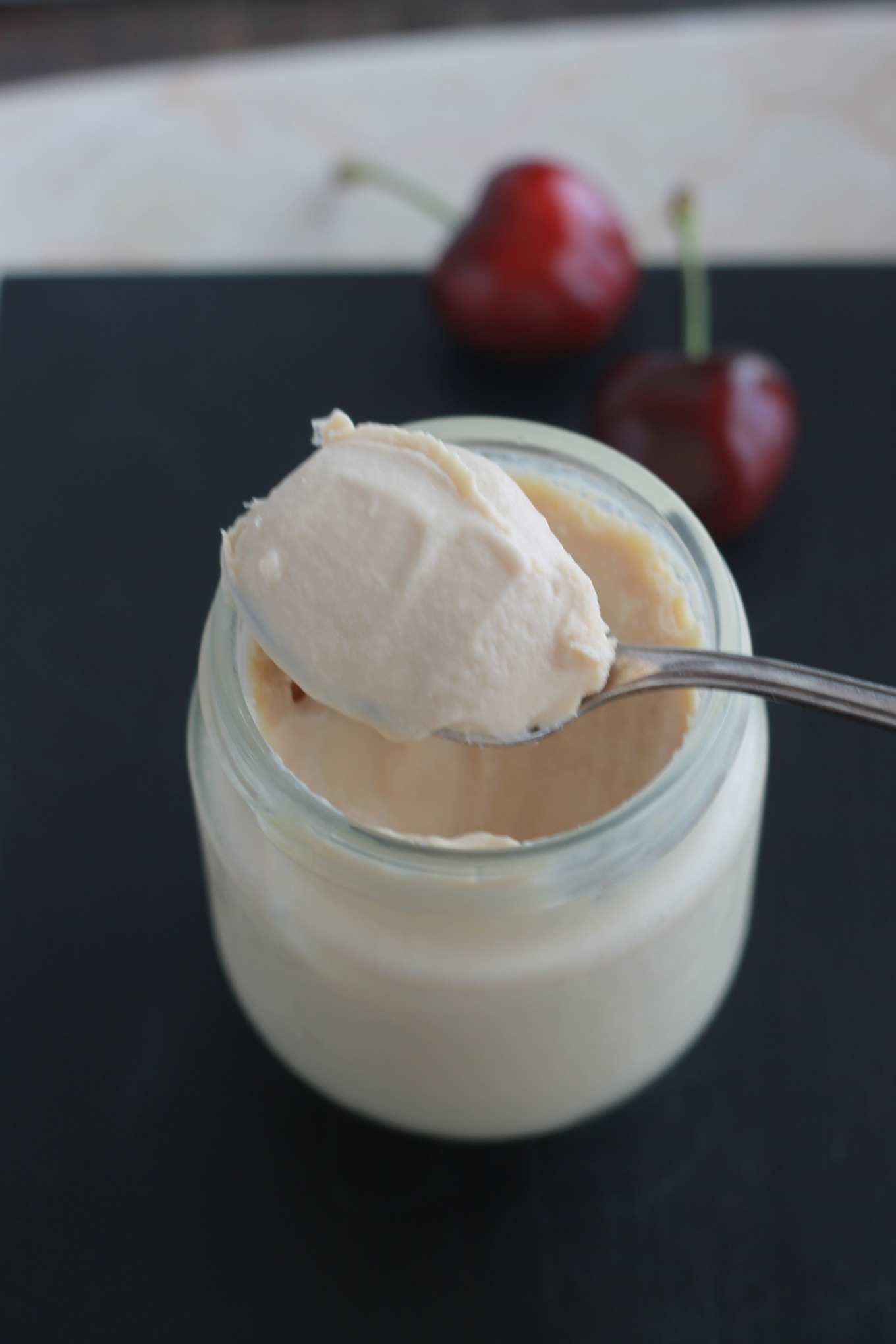 Délicieux yaourt fait maison avec du caramel au beurre salé. Très facile à faire, du lait, du yaourt et du caramel au beurre salé. / cuisineculinaire.com