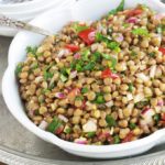 Cette salade de lentilles à la marocaine est délicieusement parfumée au cumin, coriandre et menthe. Très simple et facile à faire. Composée de lentilles, tomates, oignon et une vinaigrette toute simple. A servir tiède ou froide, en entrée ou en plat d’accompagnement pour vos viandes et poissons grillés.