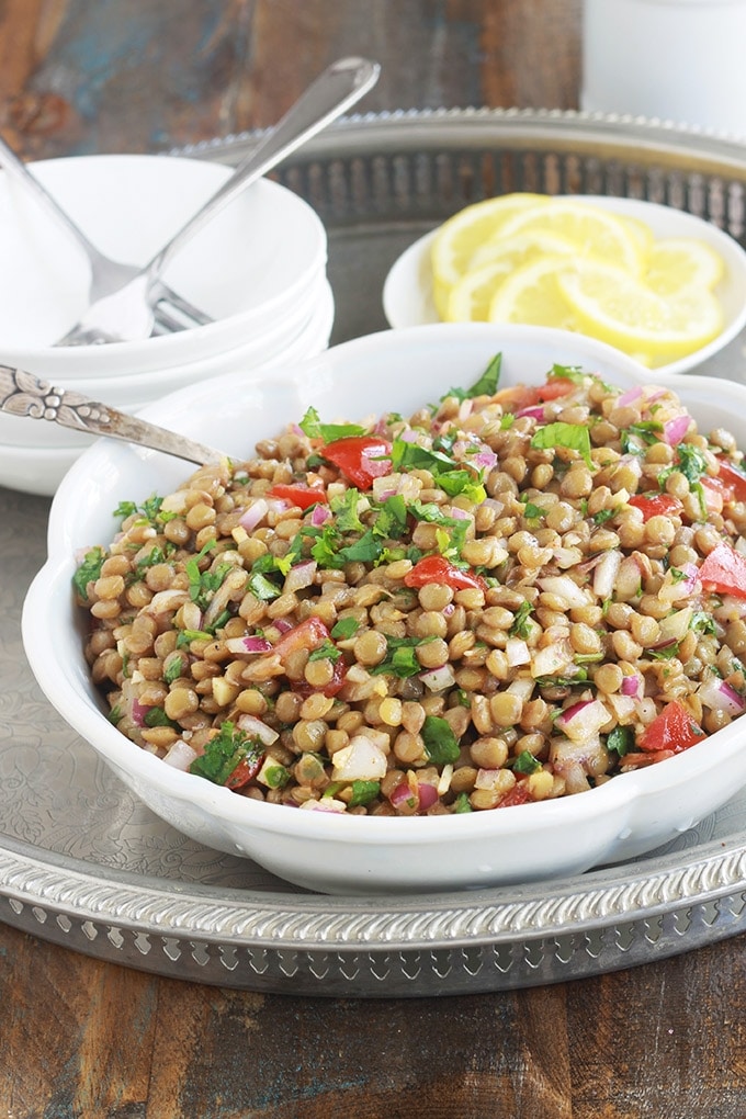 Cette salade de lentilles à la marocaine est délicieusement parfumée au cumin, coriandre et menthe. Très simple et facile à faire. Composée de lentilles, tomates, oignon et une vinaigrette toute simple. A servir tiède ou froide, en entrée ou en plat d’accompagnement pour vos viandes et poissons grillés.