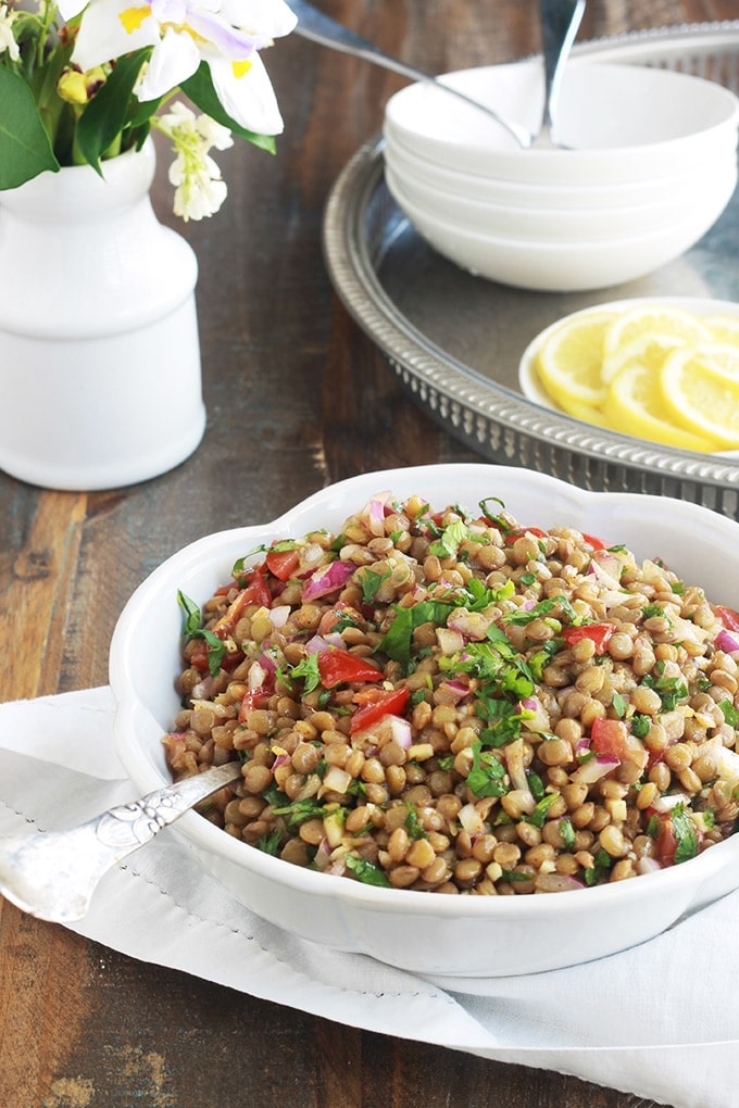 Cette salade de lentilles à la marocaine est délicieusement parfumée au cumin, coriandre et menthe. Très simple et facile à faire. Composée de lentilles, tomates, oignon et une vinaigrette toute simple. A servir tiède ou froide, en entrée ou en plat d’accompagnement pour vos viandes et poissons grillés.