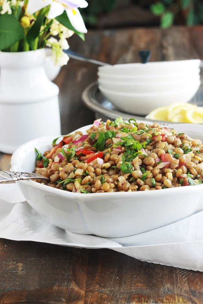 Cette salade de lentilles à la marocaine est délicieusement parfumée au cumin, coriandre et menthe. Très simple et facile à faire. Composée de lentilles, tomates, oignon et une vinaigrette toute simple. A servir tiède ou froide, en entrée ou en plat d’accompagnement pour vos viandes et poissons grillés.