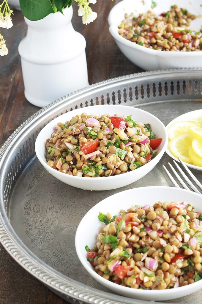 Cette salade de lentilles à la marocaine est délicieusement parfumée au cumin, coriandre et menthe. Très simple et facile à faire. Composée de lentilles, tomates, oignon et une vinaigrette toute simple. A servir tiède ou froide, en entrée ou en plat d’accompagnement pour vos viandes et poissons grillés.