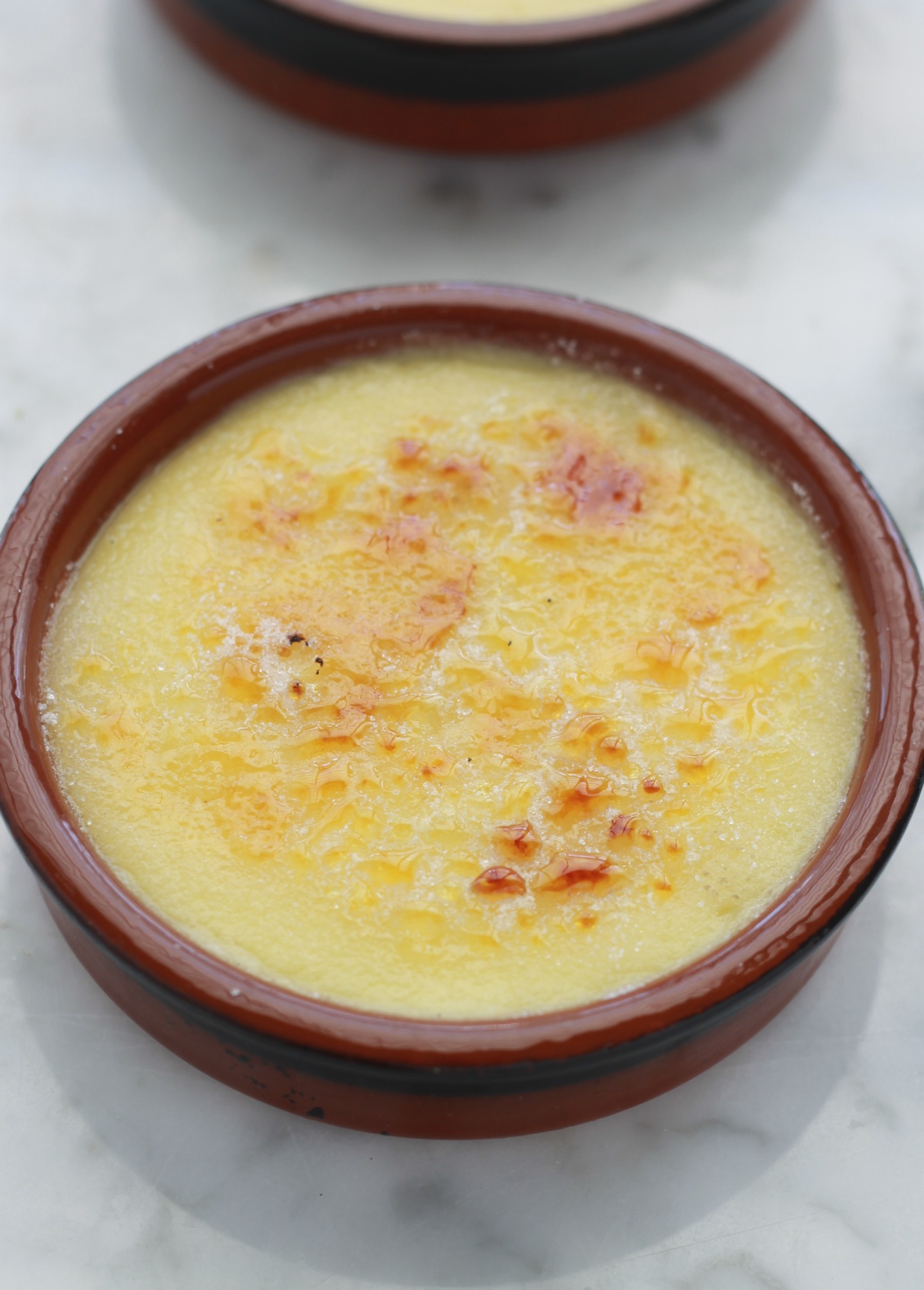 La version espagnole de la crème brûlée : la crème catalane. Très facile, ne nécessite pas de cuisson au bain-marie ou au four. / cuisineculinaire.com