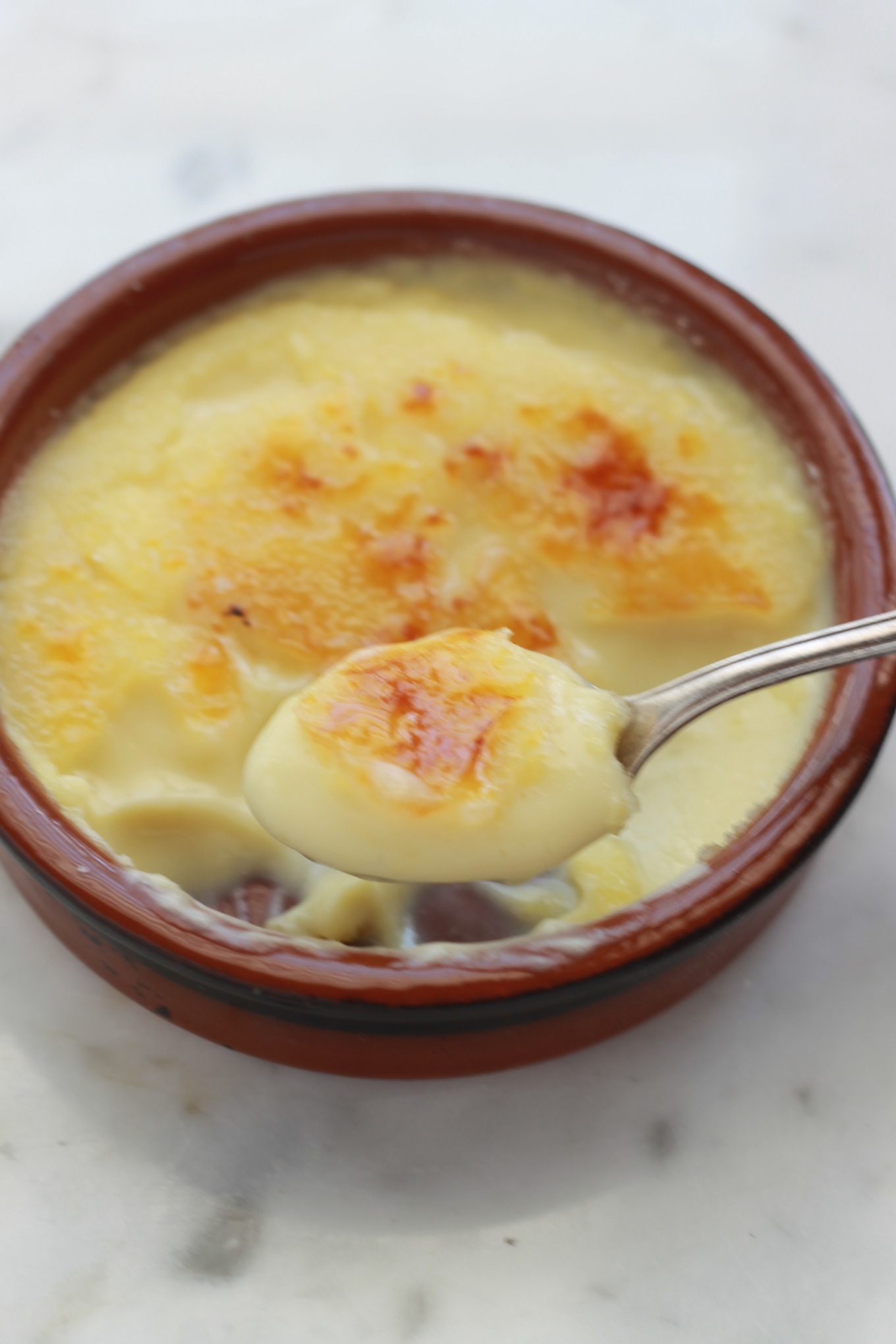 La recette de la crème catalane parfumée à la cannelle. Facile, ne nécessite pas de cuisson au bain-marie ou au four.| cuisineculinaire.com