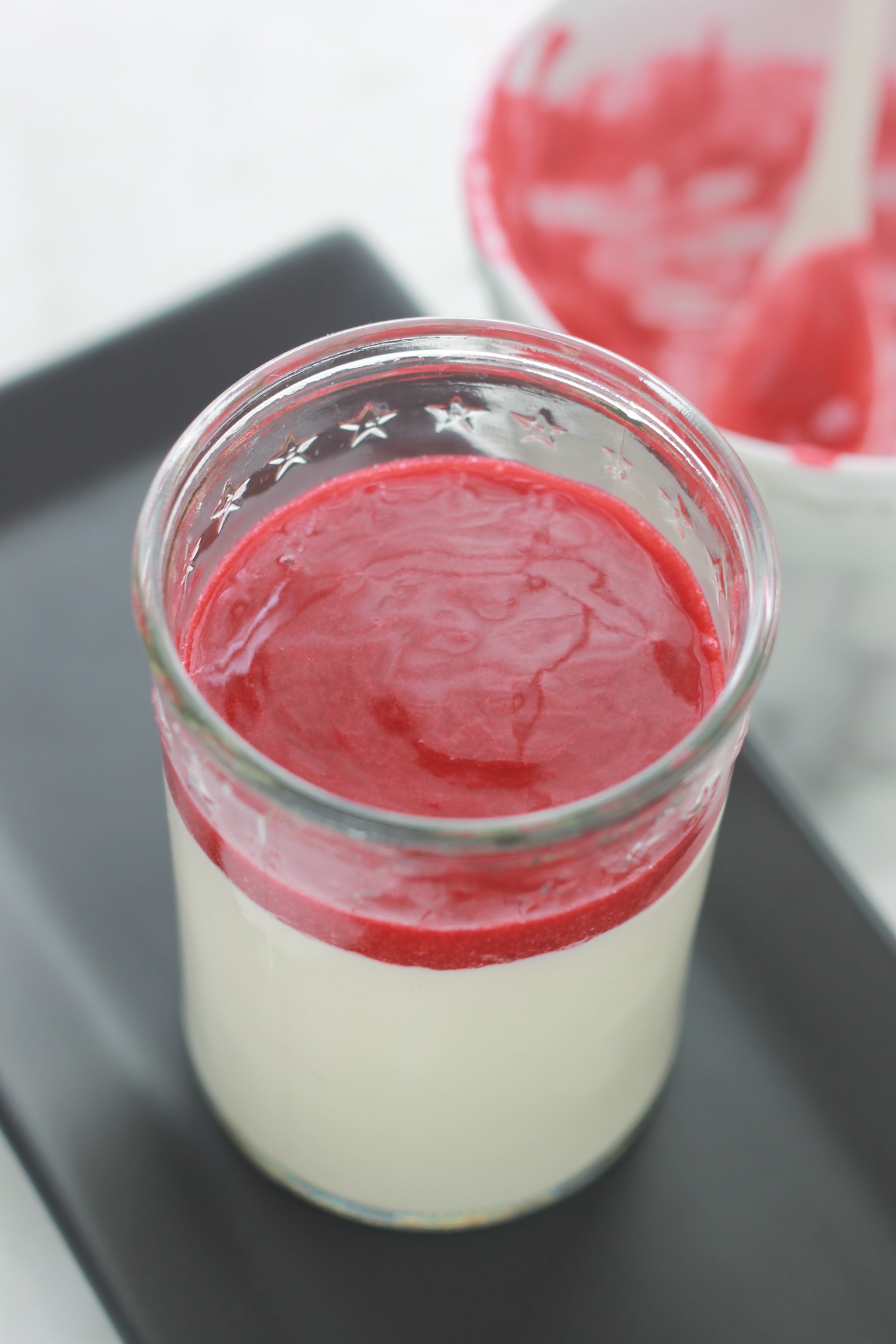 Panna cotta facile, rapide et succulente. De la crème liquide, du lait, du sucre et de la gélatine pour épaissir. Un délice avec un coulis de fruits. / cuisineculinaire.com