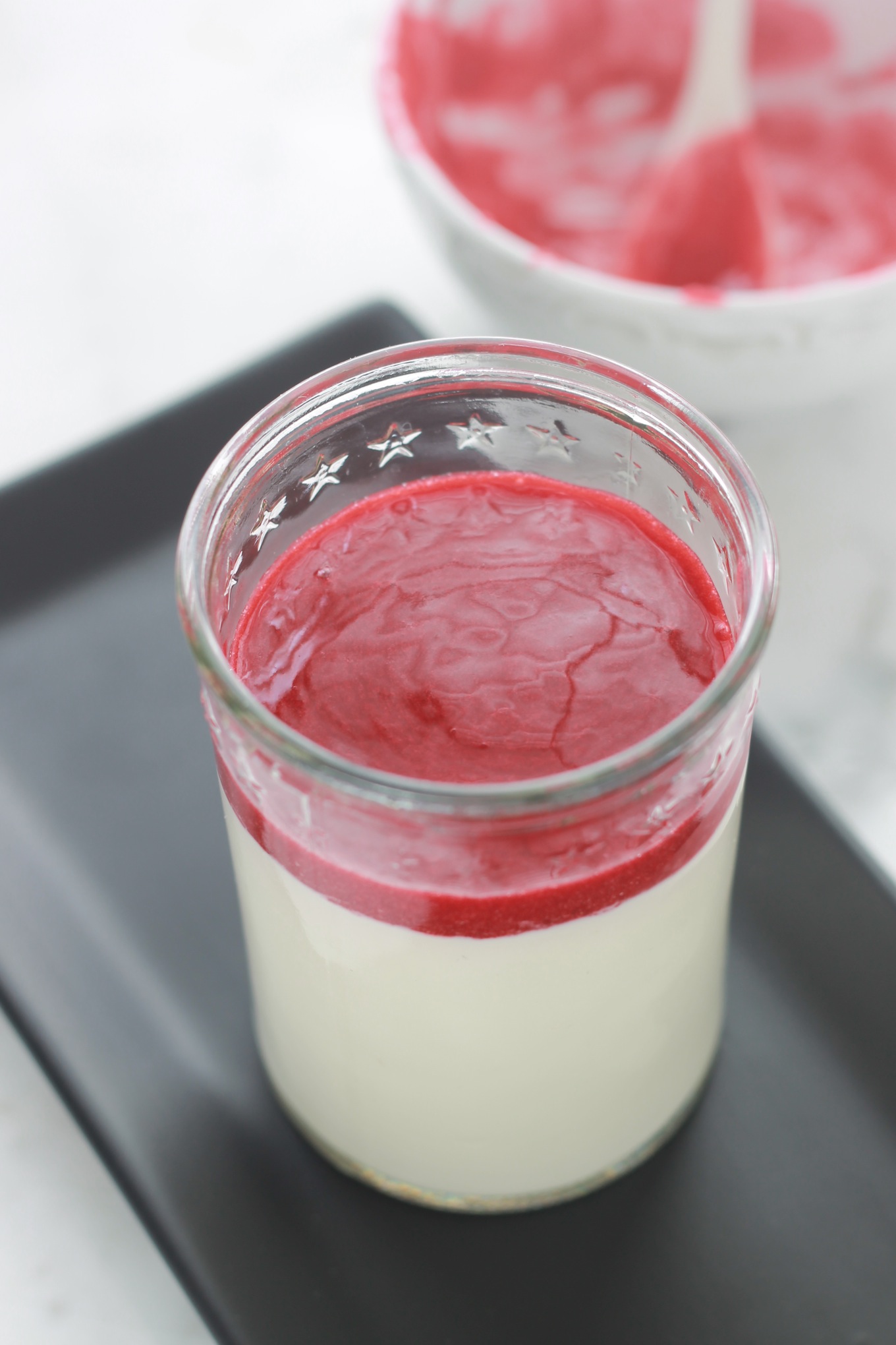 Panna cotta facile, rapide et succulente. De la crème liquide, du lait, du sucre et de la gélatine pour épaissir. Un délice avec un coulis de fruits. / cuisineculinaire.com