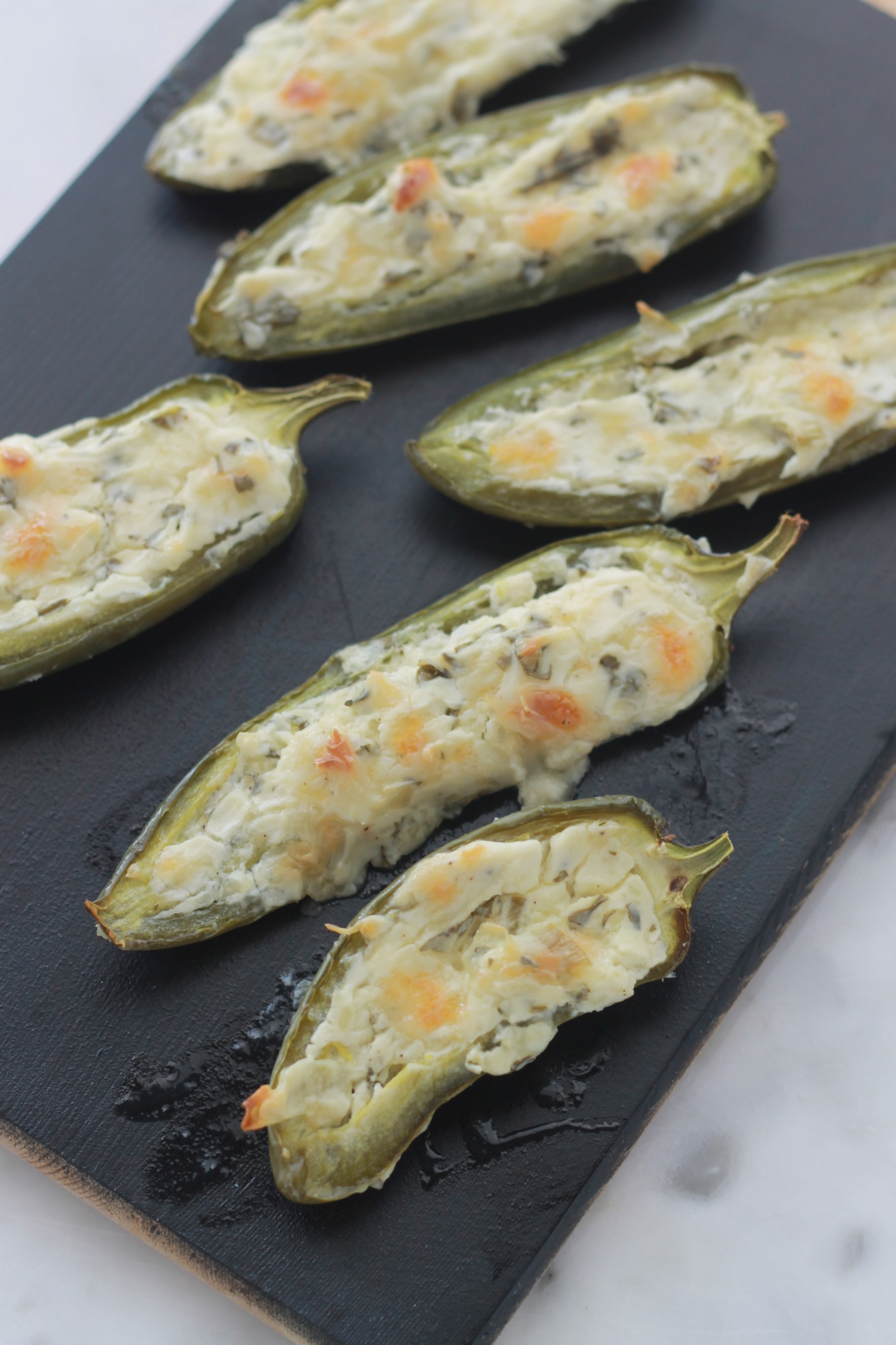 Vous êtes amateur de piquant? Vous allez vous régaler avec ces jalapeños farcis au fromage à la crème. Très faciles à faire. Entrée / apéritif | cuisineculinaire.com